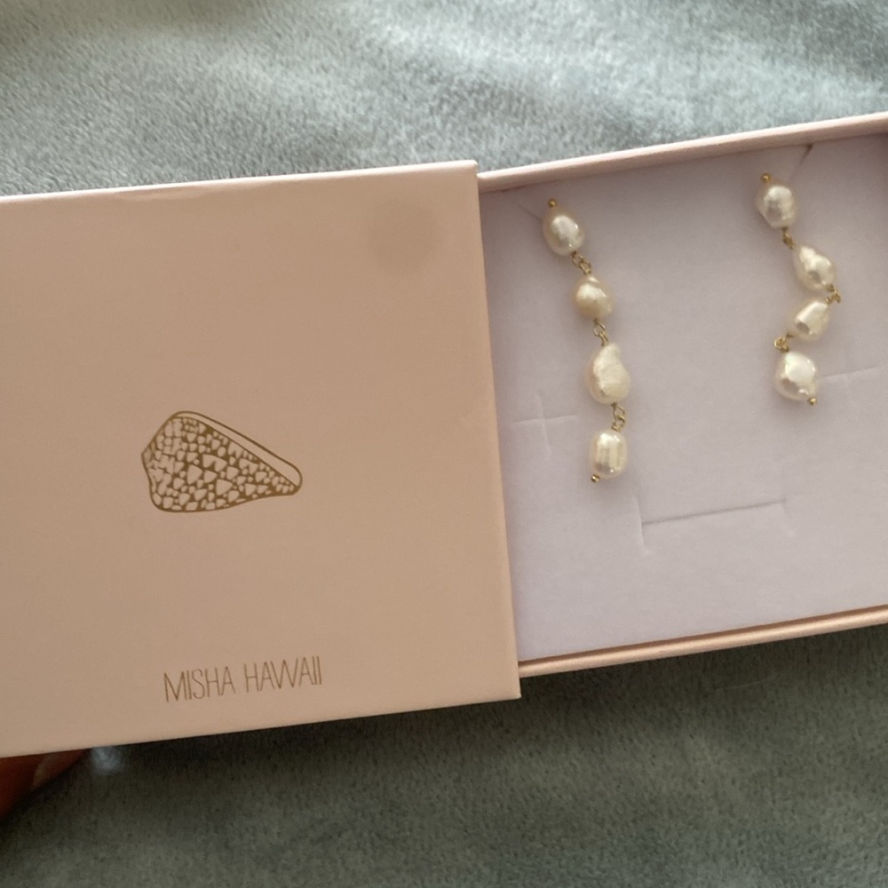 Misha Hawai’i 4 pearl dangle studs - Picture 2 of 2